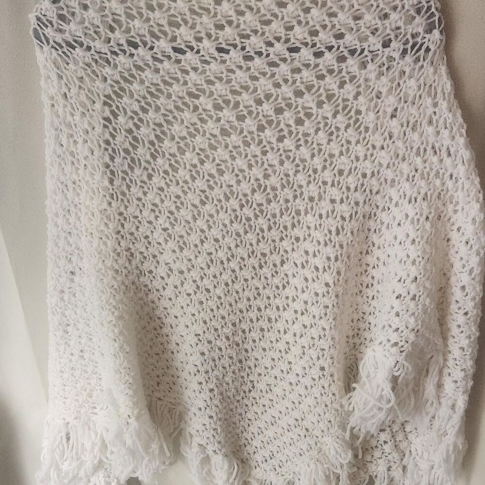 Vintage Cream Crochet Fringe Shawl Wrap // Boho Festival Summer Lace - Picture 5 of 6